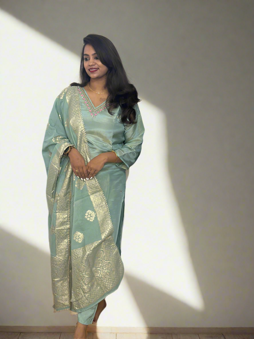 Minimal Salwar Set