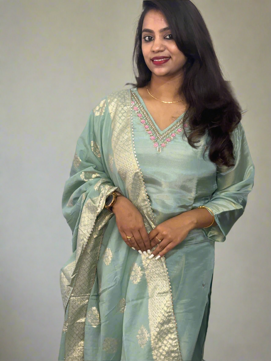 Minimal Salwar Set
